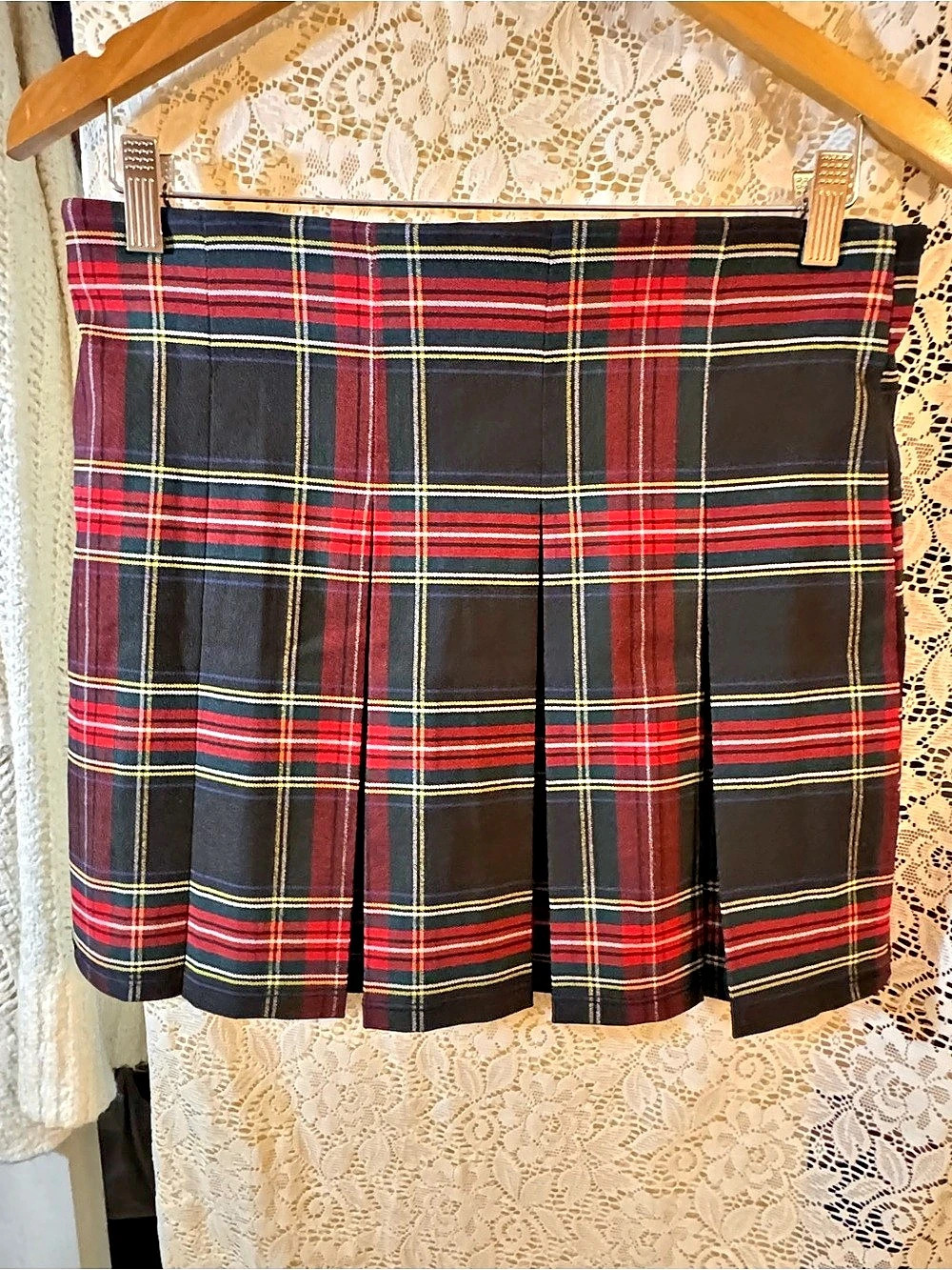 Shinesatar Plaid Pleated Mini Skirt in Black & Red Large